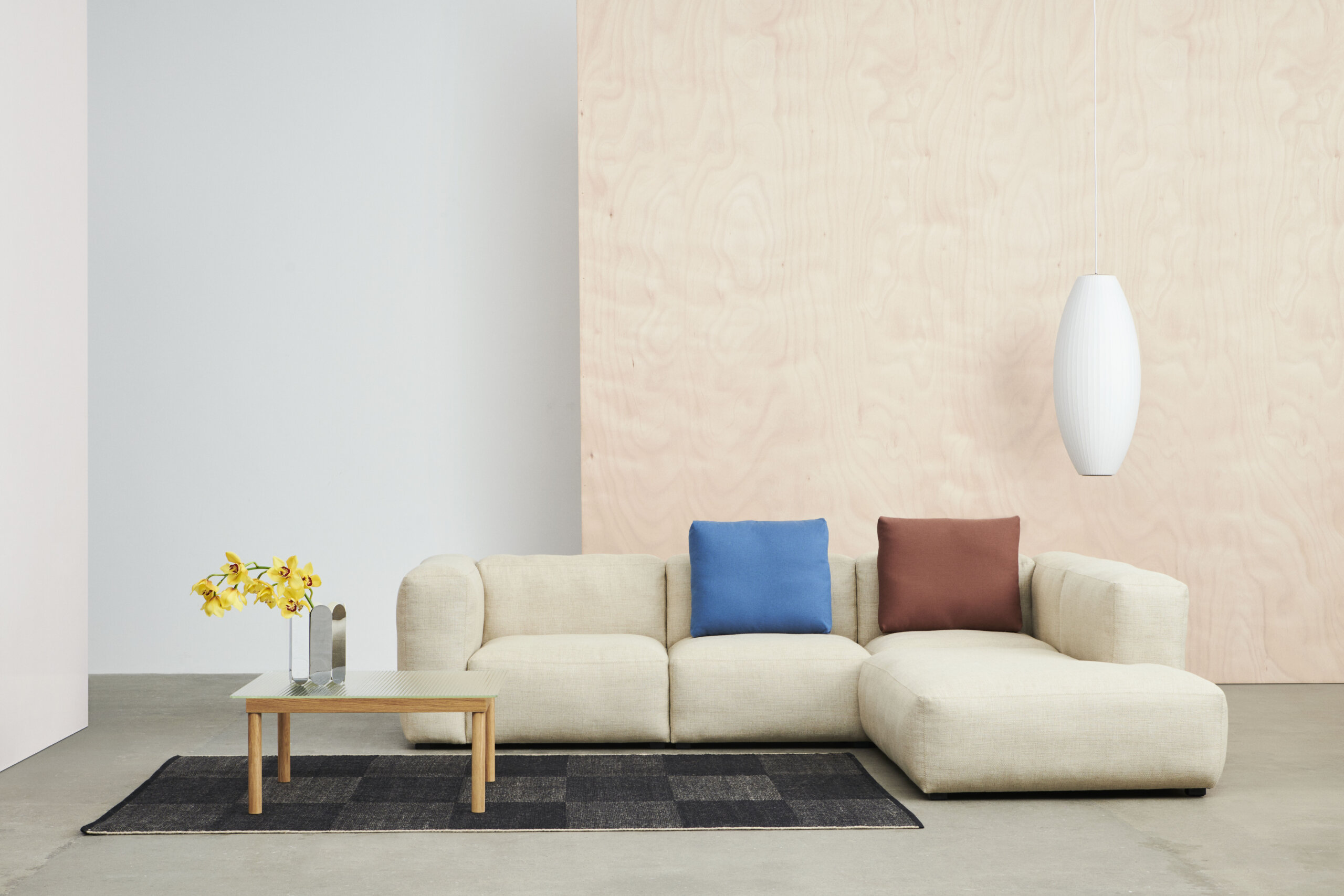 Check-Rug-black-L-check_Kofi-80x80-clear-glass-tabletop-wb-lacquered-oak-frame_Mags-Soft-corner-comb-2-right-Tadao-200-beige-stiching.jpg